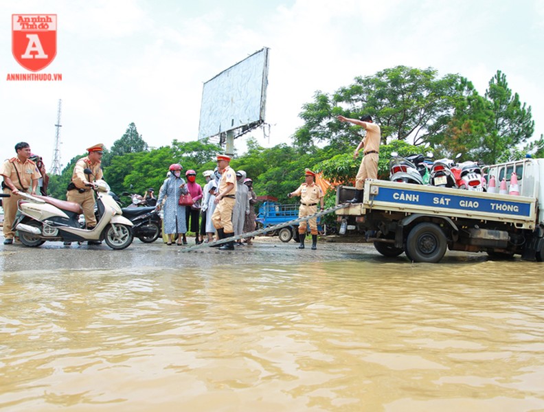 CSGT Hà Nội ứng trực hỗ trợ người dân di chuyển qua vùng ngập úng